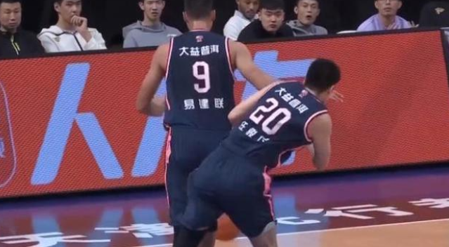 易建聯(lián)|尷尬！易建聯(lián)與任駿飛相撞后失誤，沒有怒吼，主動拍胸脯認(rèn)錯