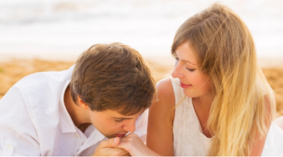 女孩 两个人结婚后AA制生活，现在婆婆生病了，老公想解除AA制