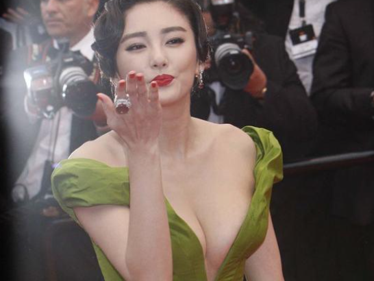 张雨绮|张雨绮真是敢穿！穿深V只遮半球秀凹凸，不愧是“人间尤物”