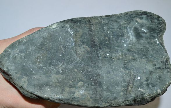 翡翠|赌石界的传奇，价值高昂的翡翠原石，抛光后成品惊艳众人