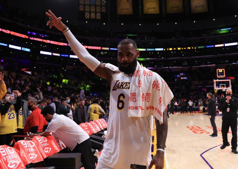 沃格爾|湖人贏球后，老詹刷新紀錄并發(fā)聲，濃眉抱怨太累，沃格爾盛贊老詹