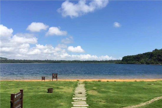 湖光岩 火山爆发形成的玛珥湖，湖光镜月水无落叶，神奇的湖光岩