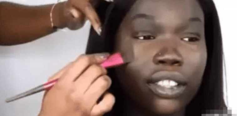 冬阳 黑人变白会有多难？非洲女子在脸上涂了50层粉底，网友近一看懵了