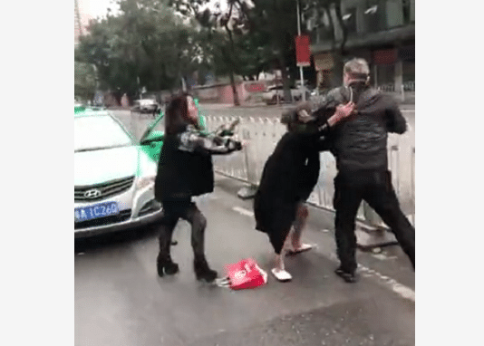 前方冲锋号 彪悍成性！广东两女子在车内抢方向盘，下车后还殴打司机