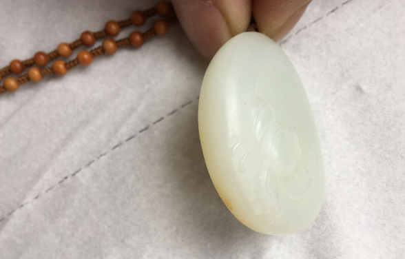 |和田玉表面的白点是什么？是一种瑕疵吗？是否会影响美观？