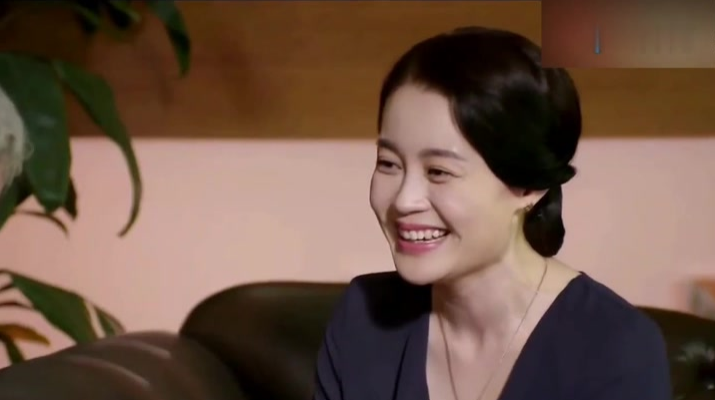 关婷娜|关婷娜那么胖,为什么还有人说她美?看了她穿衬衫的样子就懂了!