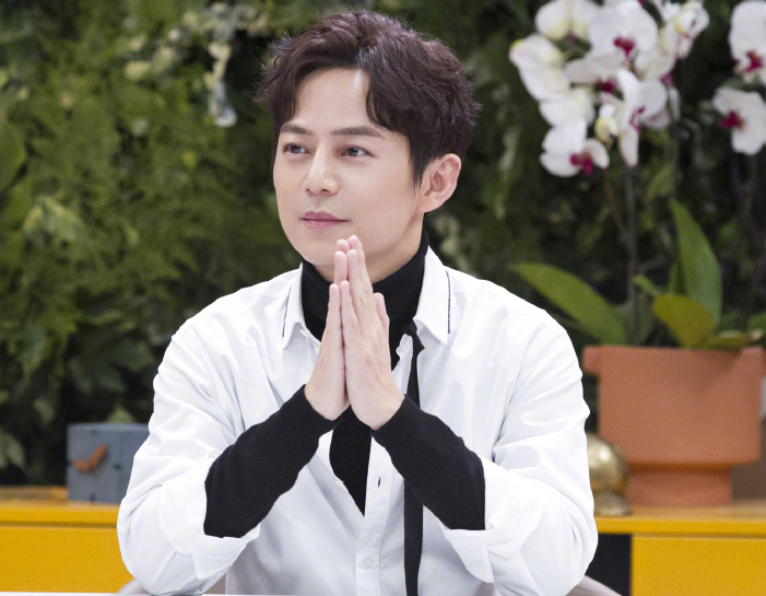 费启鸣|跟何炅牵手回酒店的是费启鸣？网友晒出多个细节，评论好难听