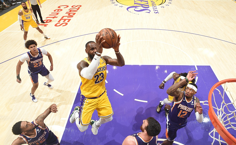 湖人队|湖人遗憾出局！戴维斯伤退，布克47分破纪录，詹姆斯29分无力回天