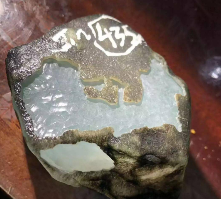 翡翠|六万拿下莫西沙料子，一不小心开出高冰翡翠，你说涨了多少？