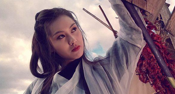 紫霞仙子|朱茵女儿长啥样？看清她女儿的照片后，网友：这是盗版的“紫霞仙子”吧！