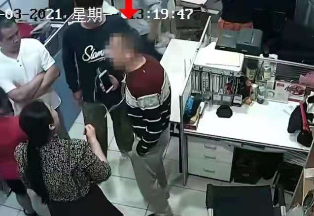 长三角观察 为何如此大胆？小偷偷完东西回到现场，指挥大家调监控