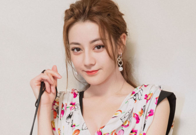 迪丽热巴|独特的气场，美得耀眼 迪丽热巴特随和善良一姑娘