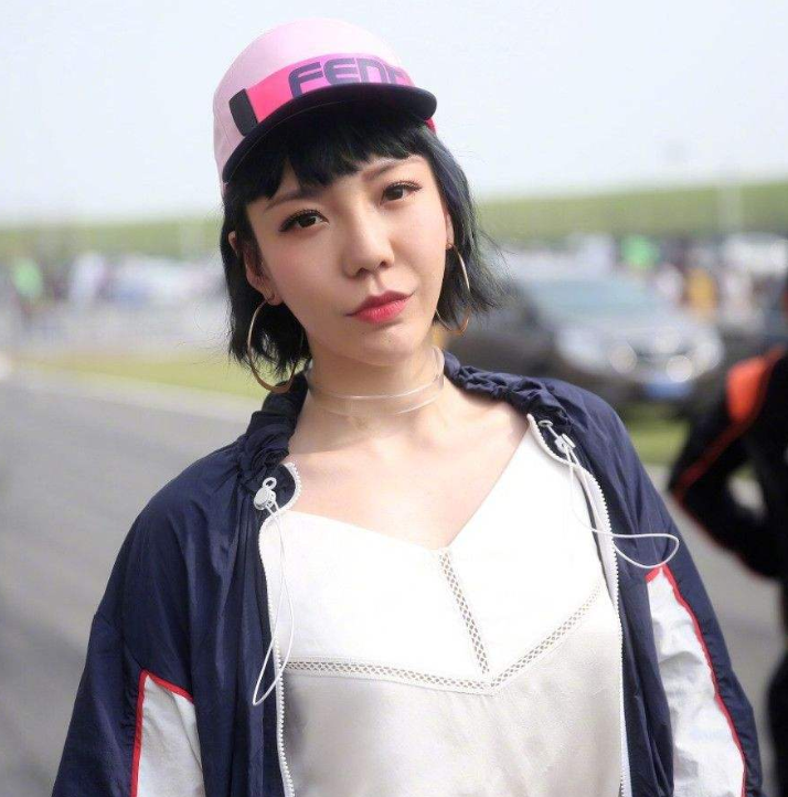 郑爽|巅峰时期代言费上亿，4个人伺候穿鞋，消失两年后却沦落街头卖唱