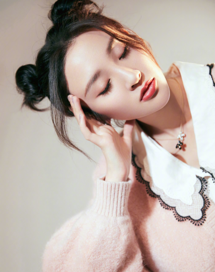 唐艺昕|唐艺昕写真大片来袭，芭比泡泡裙造型灵动又不失气质，甜美气息爆棚！