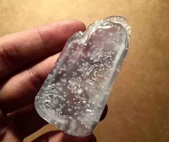 翡翠手镯|阳绿翡翠有雪花棉时好时坏呢？这要看雪花的大小，以及具体的分布