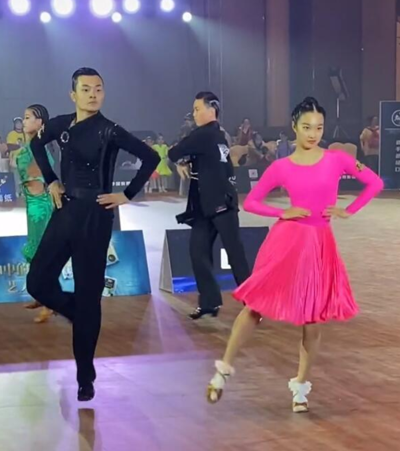 毕福剑|马伊琍大女儿气质成熟，拉丁舞比赛出错成倒数，文章独自到场安慰