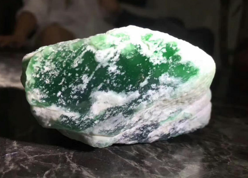 翡翠|最新三十七公斤的翡翠原石一刀切垮，行家看了一眼立马“扭转乾坤”变废为宝！