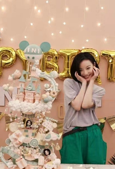 倪妮|T恤配短裤穿着很邋遢？倪妮教你穿出少女感，33岁很有气质