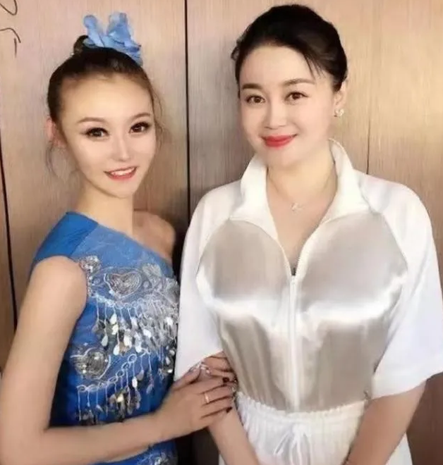 赵本山|跟随赵本山16年，她被捧得大红大紫，如今37岁仍单身似少女 ！