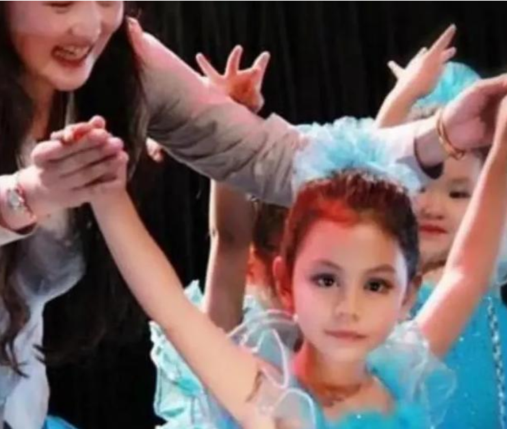 诺一|刘烨女儿才是被时光整容！8岁混血基因明显，比哥哥诺一还惊艳！