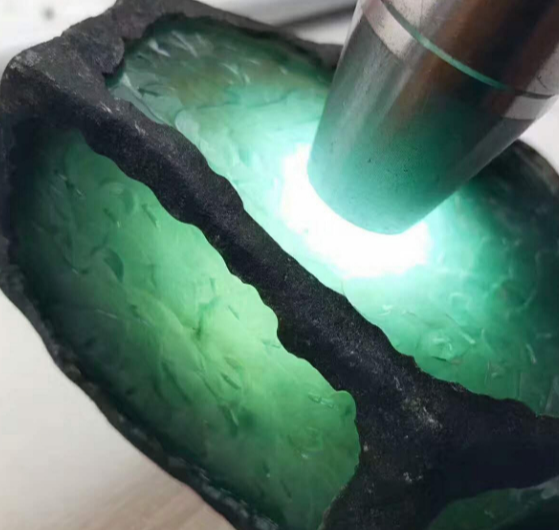 文玩|疯狂的石头！45公斤翡翠原石只出了65颗珠子，货主却直呼赚翻了