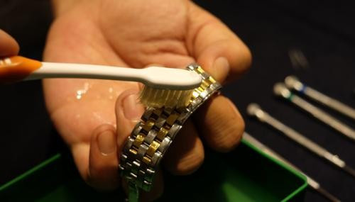 广诚表行|手表钢带自己有想法?如何阻止“黑化”?