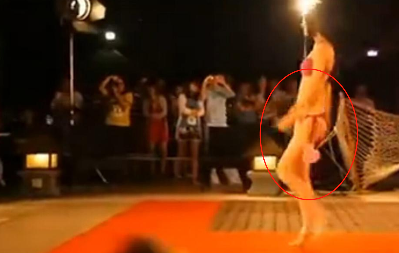 央视|央视女主持走秀时泳裤滑落，却很坦然走完全程：谁爱看谁看去呗！