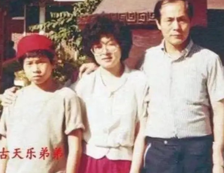 古天乐|古天乐弟弟：颜值不输给哥哥，身价上亿与哥哥争做慈善为父母积福