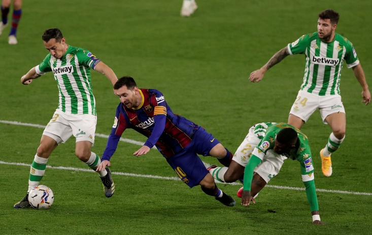 巴塞罗那|3-2！绝杀！巴萨双线狂飙，创下2纪录+轰70球，梅西17年神迹诞生