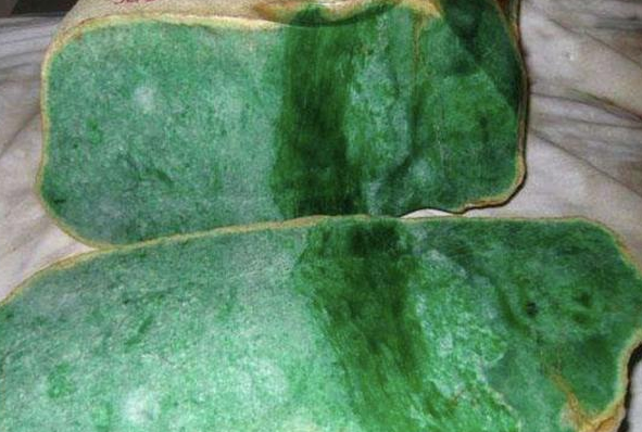 翡翠|赌石界的传奇，价值高昂的翡翠原石，抛光后成品惊艳众人