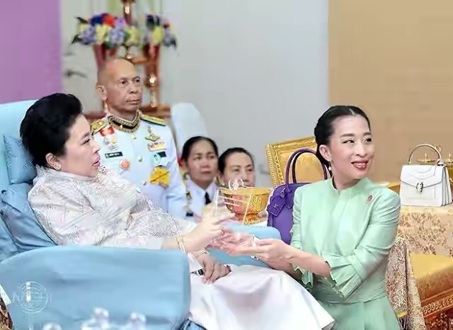 泰國風流王儲和不同老婆共舞，表情很耐人尋味！-圖5