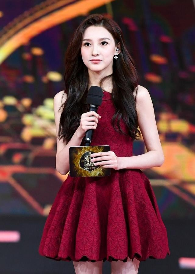 |央视美女主持人马凡舒，网友直呼：简直仙女下凡！怎么这么好看？