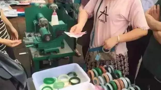 翡翠|他是谁?在解放前翡翠手镯、戒面竟多到用升子来称量