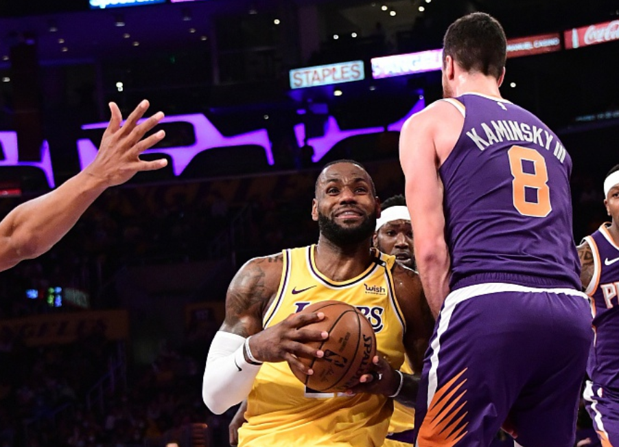 湖人队|湖人遗憾出局！戴维斯伤退，布克47分破纪录，詹姆斯29分无力回天