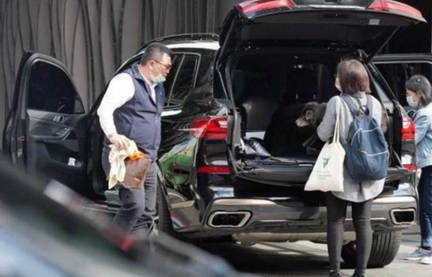 林依晨|林依晨的公婆开着百万豪车，还拿了很多礼物，态度180度大转变