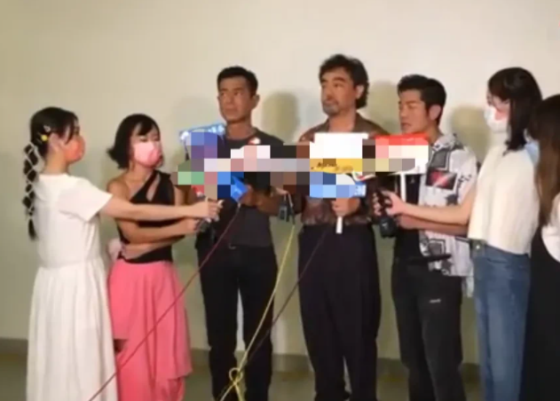 古天乐|50岁古天乐太心酸!四名助理帮郭富城端水擦汗,他只能尴尬的看着