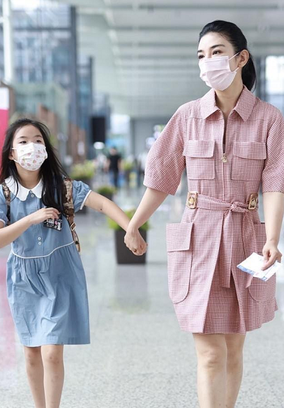 小智时尚|黄奕保养的真好，穿粉色工装裙好少女，站在女儿旁边也不显老