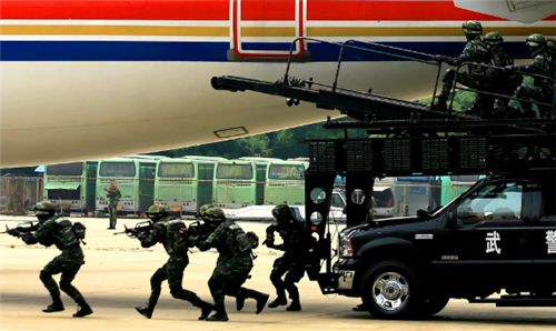 飞机 1989年，国航981航班被劫持，男子威胁炸机，被机长一脚踹下飞机