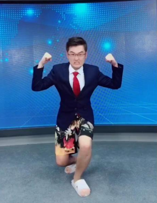 主持人|新闻联播主持人为啥不拍下半身？看完这几张照片，瞬间秒懂