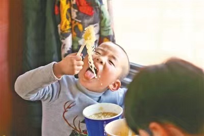 东林富谈育儿|婆婆给6个月的女儿吃白开水泡馒头、肥肉,我瞬间不淡定了,这些食物不适合当辅食