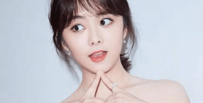 银元|当谭松韵罕见佩戴翡翠手镯，秒变小公主！你被惊艳到了吗？