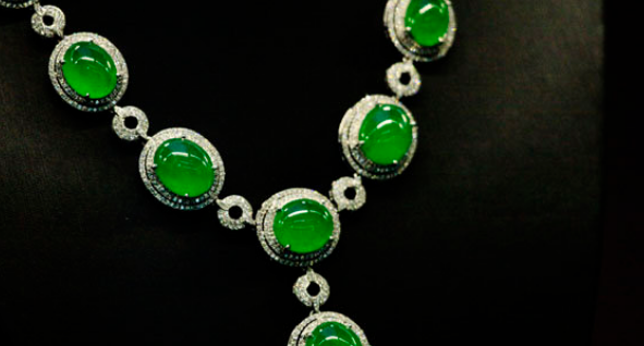 翡翠|翡翠跟龙结合在一起，会呈现出怎样的灵魂呢？一起来看看