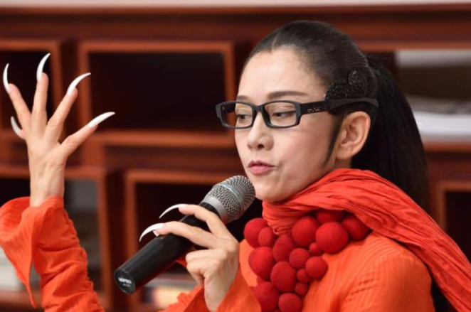 杨丽萍|61岁杨丽萍的晚年生活，变成现实版“老佛爷”，生活靠男助理伺候