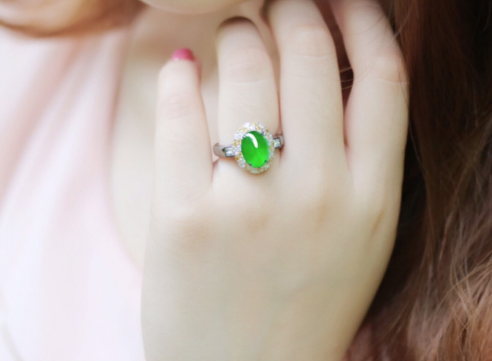 翡翠|?翡翠饰品的不同颜色，内部有不同寓意，品种也完全不同