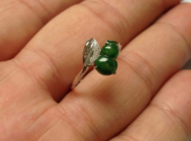 翡翠|翡翠饰品的前景非常好，价格稳定的上升，是最好的收藏投资品