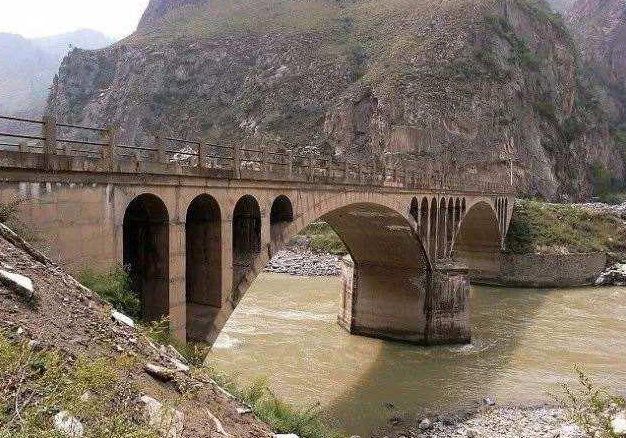 |他自导自演一场戏，被当成英雄写进教材，18年后真相大白