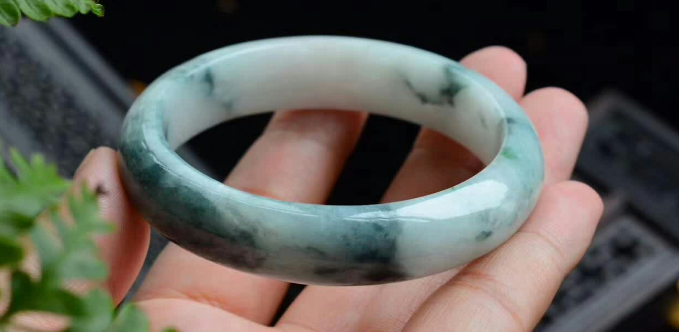 母亲的战争|张嘉倪一家合照曝出，手上翡翠手镯惹人关注，这真的是嫁对人了！