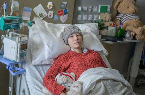 |46岁女老师“内卷”3年，确诊肝癌，化疗2次逝世，医生：内卷真害人