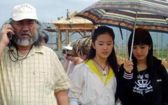 杨幂|15年前，有谁注意到刘亦菲身后打伞的小女孩？如今火得一塌糊涂