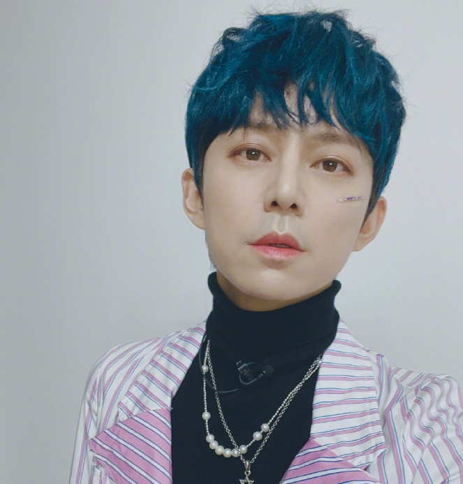 何炅|47岁何炅疑似恋情爆光？凌晨与神秘男子暧昧不清，十指紧扣回酒店太亲密